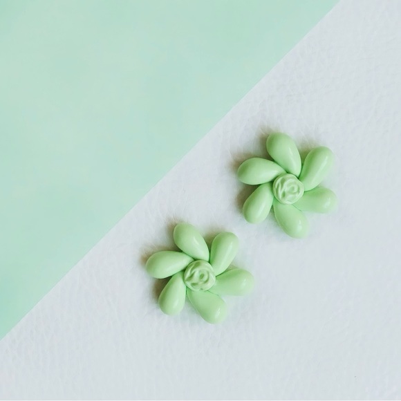 Ariana Grande Positions Earrings (Stud) with matching rings - Picture 4 of 6